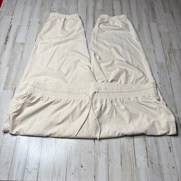 Old Navy Strechtech Lightweight Jogger Womens Cream Cargo Pants 3X & 4X - Picture 4 of 16